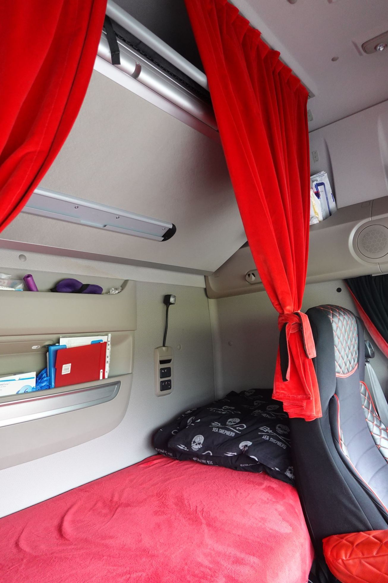 monika sustrova, kamionacka