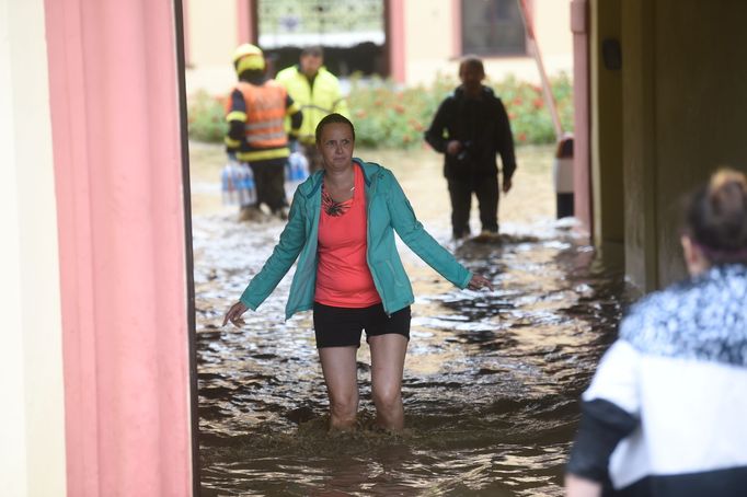 V Heřmanově Městci na Chrudimsku po silných deštích přetekla hráz rybníka u domova důchodců (14. června 2020)