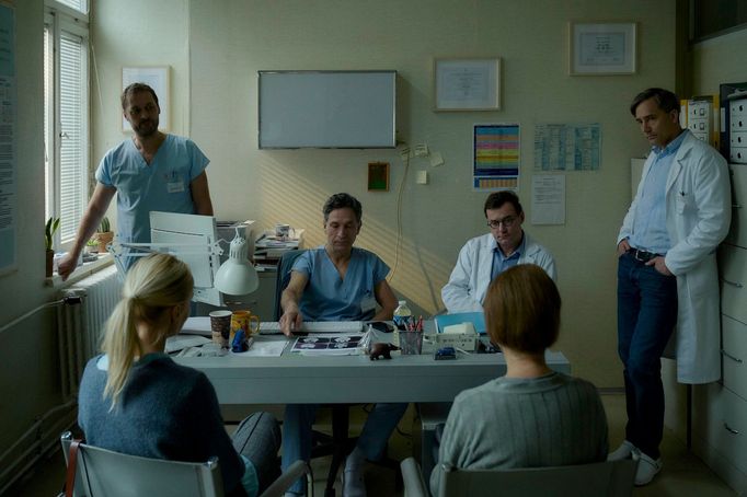 Jana Plodková jako Erika, Milena Steinmasslová v roli Dany, Jiří Havelka coby Zvolský a Daniel Sobotka.