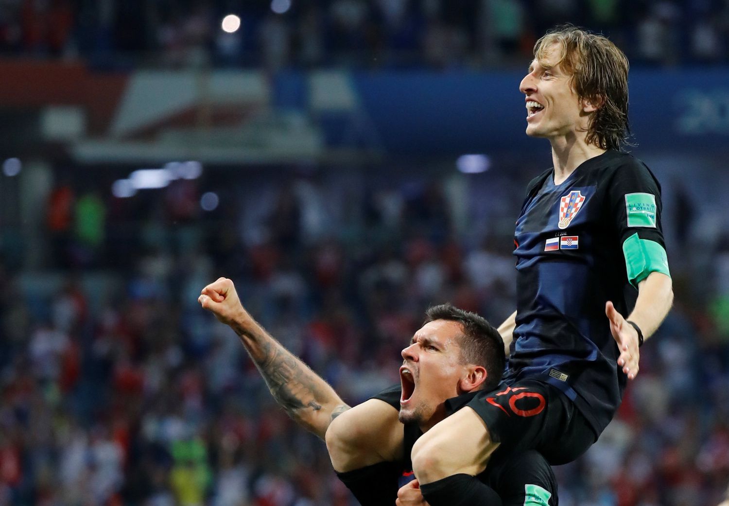 Luka Modrič a Dejan Lovren se radují v zápase Rusko - Chorvatsko na MS 2018