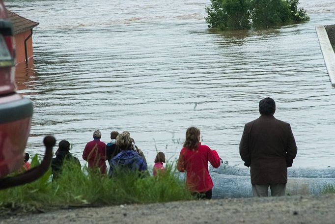 Lidé sem chodí s obavami pozorovat stoupající hladinu rozvodněného Labe.