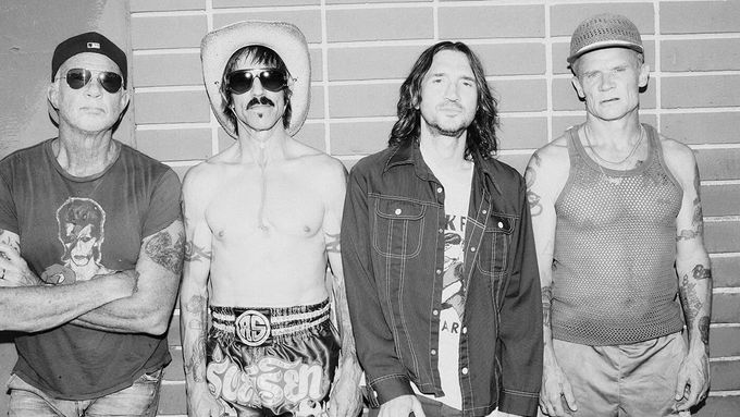 Red Hot Chili Peppers jsou zleva Chad Smith, Anthony Kiedis, John Frusciante a Flea.