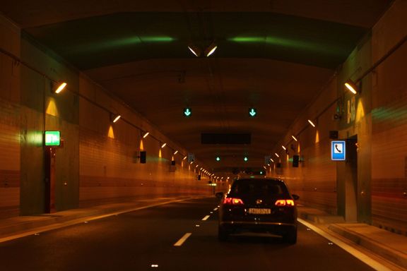 Tunelový komplex Blanka bude na špičce z hlediska dopravní bezpečnosti. Únikové východy jsou skvěle viditelné i díky zeleným pruhům na stěnách.