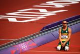 Jihoafrický běžec Oscar Pistorius je zklamaný poté, co jeho tým nedoběhl ve štafetě 4x400 m do cíle v prvním rozběhu.