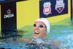 Američanka Bakerová překonala na domácím šampionátu světový rekord na 100 metrů znak
