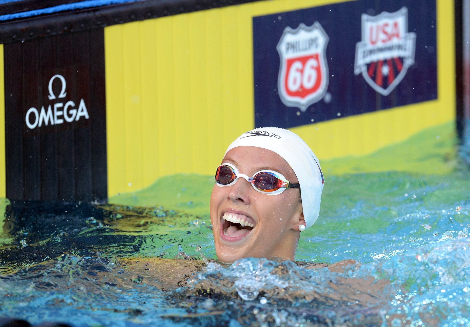 Mistrovství USA v plavání 2018: znakařka Kathleen Bakerová se raduje ze světového rekordu na 100 metrů.