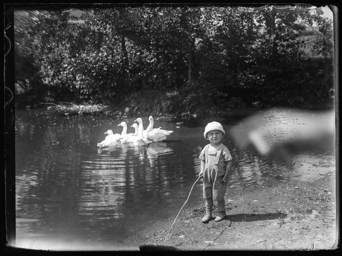 Archivní snímky neznámých autorů z let cca1900-1945, které zachraňuje fotograf Martin Wágner v rámci projektu "Negativy z popelnice" a dokumentuje tak zmizelý svět.