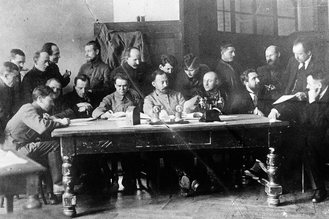 Felix Edmundovič Dzeržinskij (na snímku uprostřed) na schůzi s ostatními členy prezidia Čeky. Rok 1919.