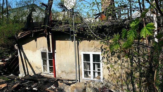 Podle Kanaďanů přivádí Romy do jejich země násilí neonacistů. Na snímku vypálený dům romské rodiny ve Vítkově.