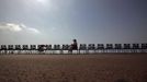 A woman enjoys the sun on the Promenade des Anglais as temperatures are close to 30 degrees Celsius (86 Fahrenheit) in Nice June 29, 2012. REUTERS/Eric Gaillard (FRANCE - Tags: TRAVEL ENVIRONMENT) Published: Čer. 29, 2012, 1:13 odp.