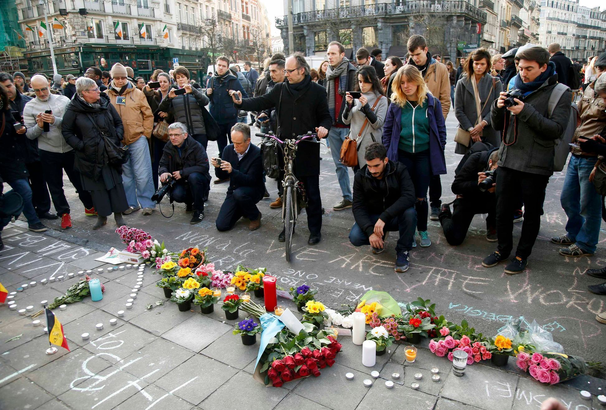 Lidé v Bruselu vzpomínají na oběti útoků.