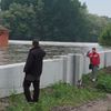 Nechybí moc a hráz bude přemožena. K přelití hrany betonové části protipovodnoňové zábrany chybí zhruba 15 cm.