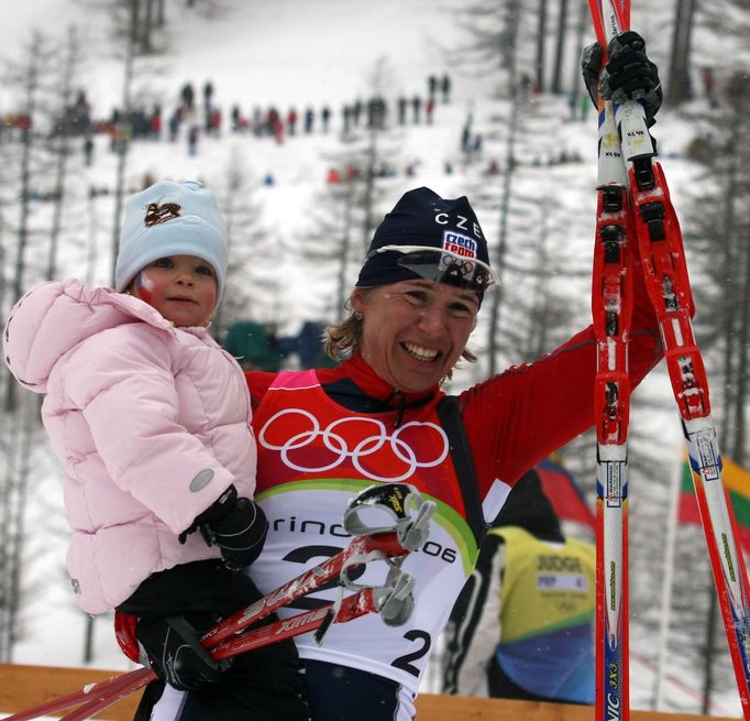 Kateřina Neumannová slaví zlatou medaili na olympiádě v Turíně 2006.