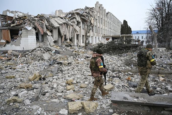 Ukrajinští vojáci poblíž zničené budovy školy. Následky ruského ostřelování v Žytomyru na Ukrajině. 4. 3. 2022