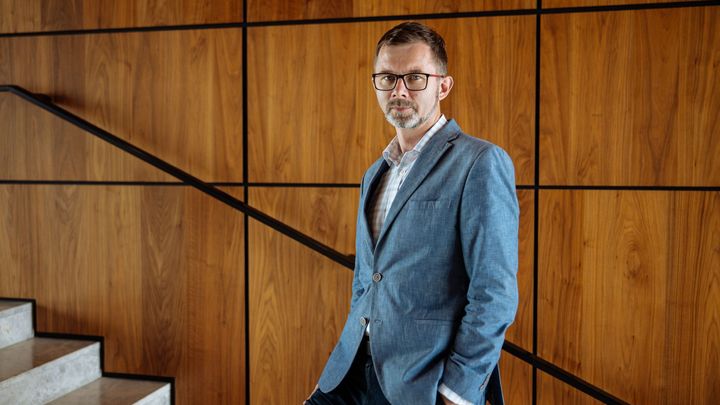 Máme blízko k Němcům. Když přijde krize, enormně šetříme, popisuje ekonom Sklenář