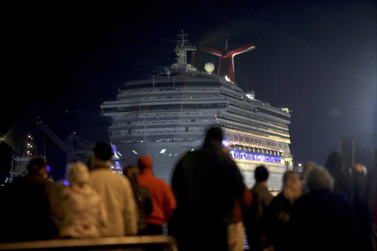 Video: Poškozená loď Carnival Triumph, která zapáchala výkaly tisíců cestujících, konečně dorazila do přístavu v Alabamě.
