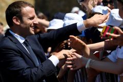 Macronovo hnutí ve Francii hladce zvítězilo. Volební účast byla nejnižší za 60 let