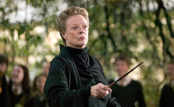 Maggie Smith ve čtvrtém dílu Harryho Pottera z roku 2005.