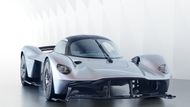 Aston Martin Valkyrie nevypadá jako tradiční silniční auto, jde v podstatě o okruhový speciál, který ale dostane homologaci do běžného provozu. Celkem má vzniknout jen 150 kusů. Pro okruhové závodění pak bude připraveno dalších 25.