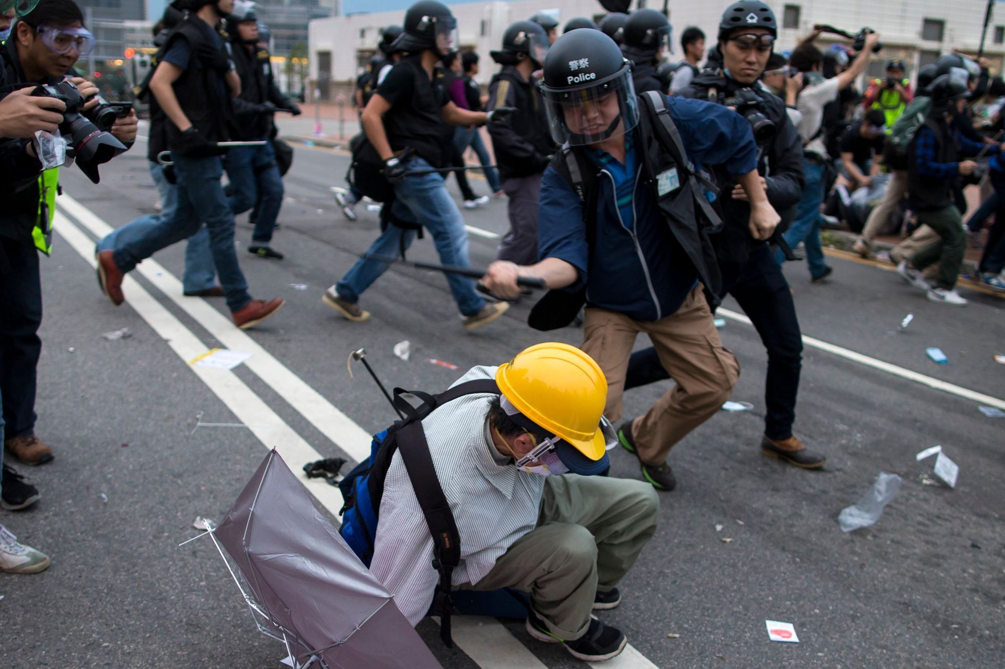 Střety demonstrantů s policisty v Hongkongu - 1. prosince