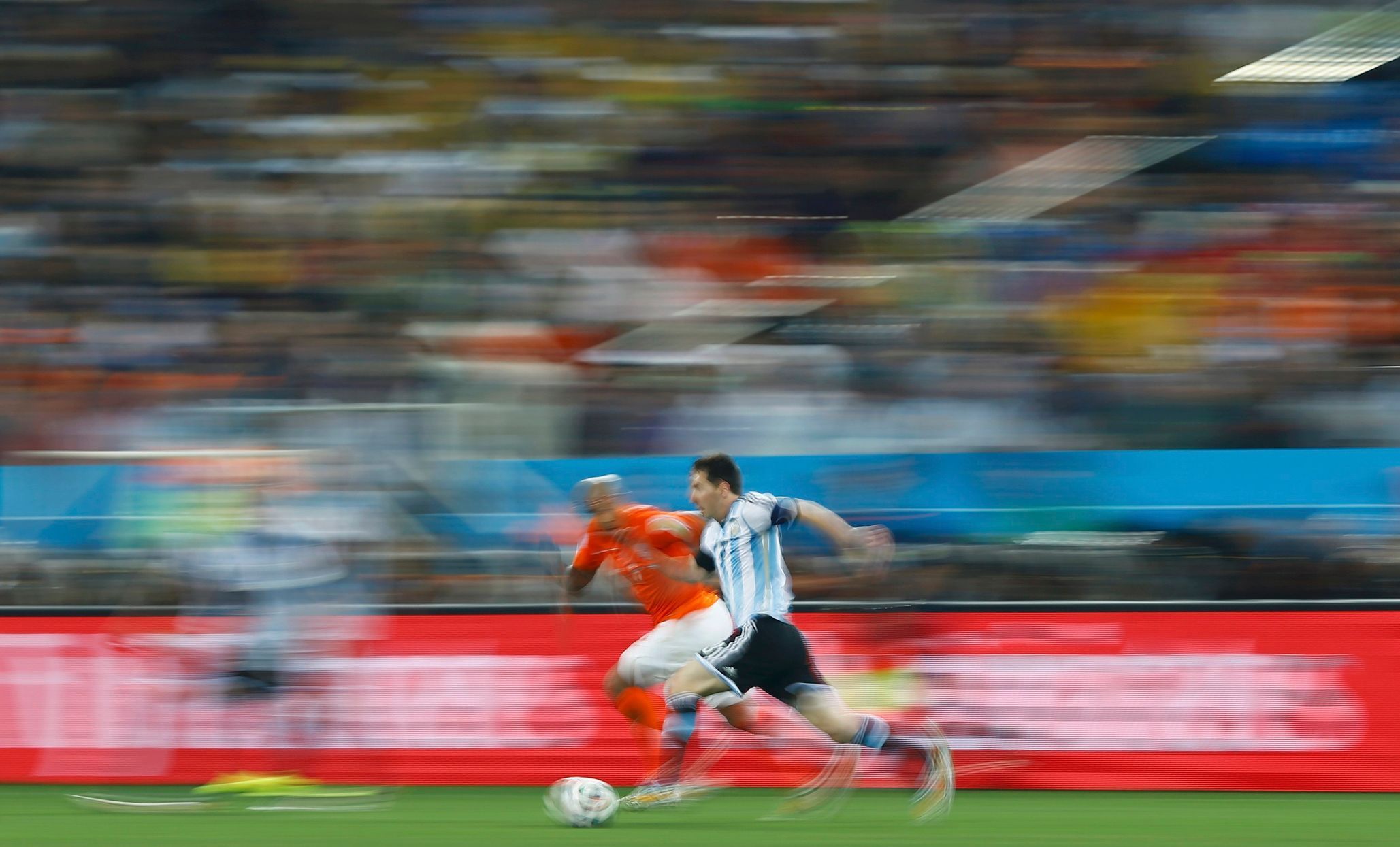 MS 2014, Argentina-Nizozemsko: Nigel de Jong - Lionel Messi