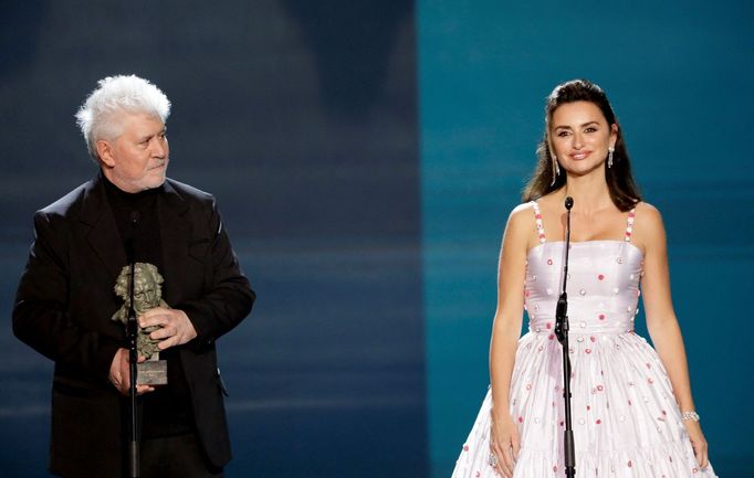 Pedro Almodóvar a Penélope Cruz na předávání cen Goya v roce 2022.