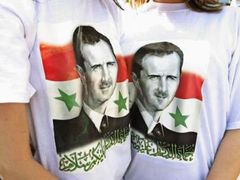 Trička s portrétem Bašára Asada jsou "in".