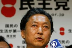 Japonský premiér rezignuje. Jen devět měsíců po triumfu