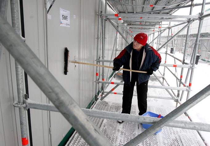 Šatny pro závodníky z kovových unimobuněk byly ve Vesci postaveny už před několika týdny. Teď je čas ne jejich poslední úklid a závodníci se mohou stěhovat.