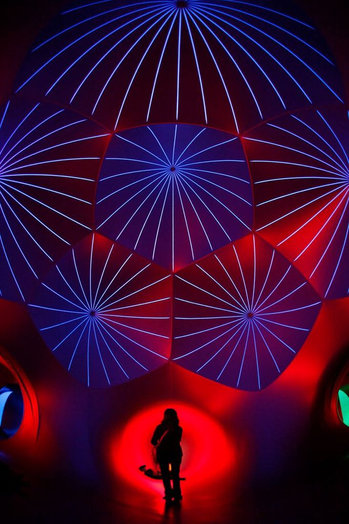 Návštěvnící se procházejí uvnitř Miracoco Luminarium, nafukovacím projektem britského designéra Alana Parkinsona , "architekta světla", během sedmidenního dětského festivalu Ziguzajq ve Valettě, 19. listopadu 2011. Luminárium je skulptura, kam mohou lidé vstoupit a dle organizátorů prožít "pocit zázraku a krásy světla a barev". REUTERS/Darrin Zammit Lupi