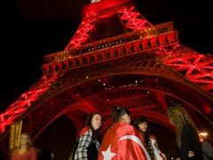Eiffelova věž v tureckých barvách, Francie je přitom jedním z odpůrců tureckého členství v EU