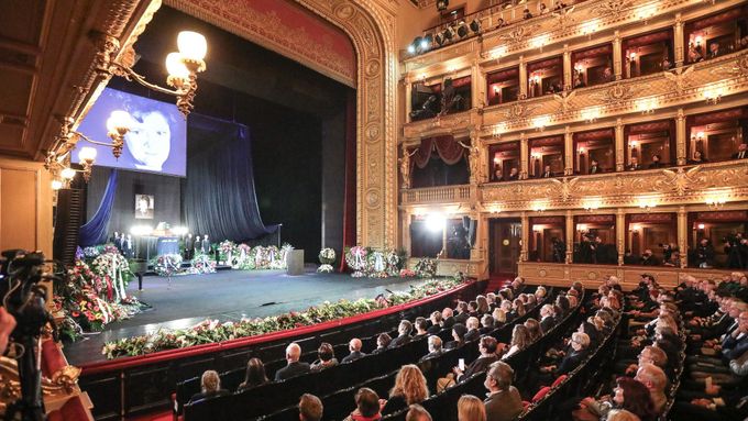 Důstojné poslední sbohem Vlastě Chramostové přišlo vzdát zaplněné Národní divadlo, včetně řady hereckých kolegů a dalších známých osobností.