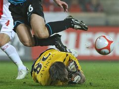 Incident ve 31. minutě utkání. Craig Gardner (26, Aston Villa FC) atakoval při útočné akci Slávistu Martina Vaniaka.