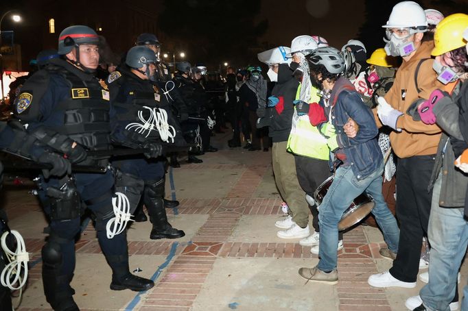 U propalestinského protestu na Kalifornské univerzitě v Los Angeles zasahuje policie.