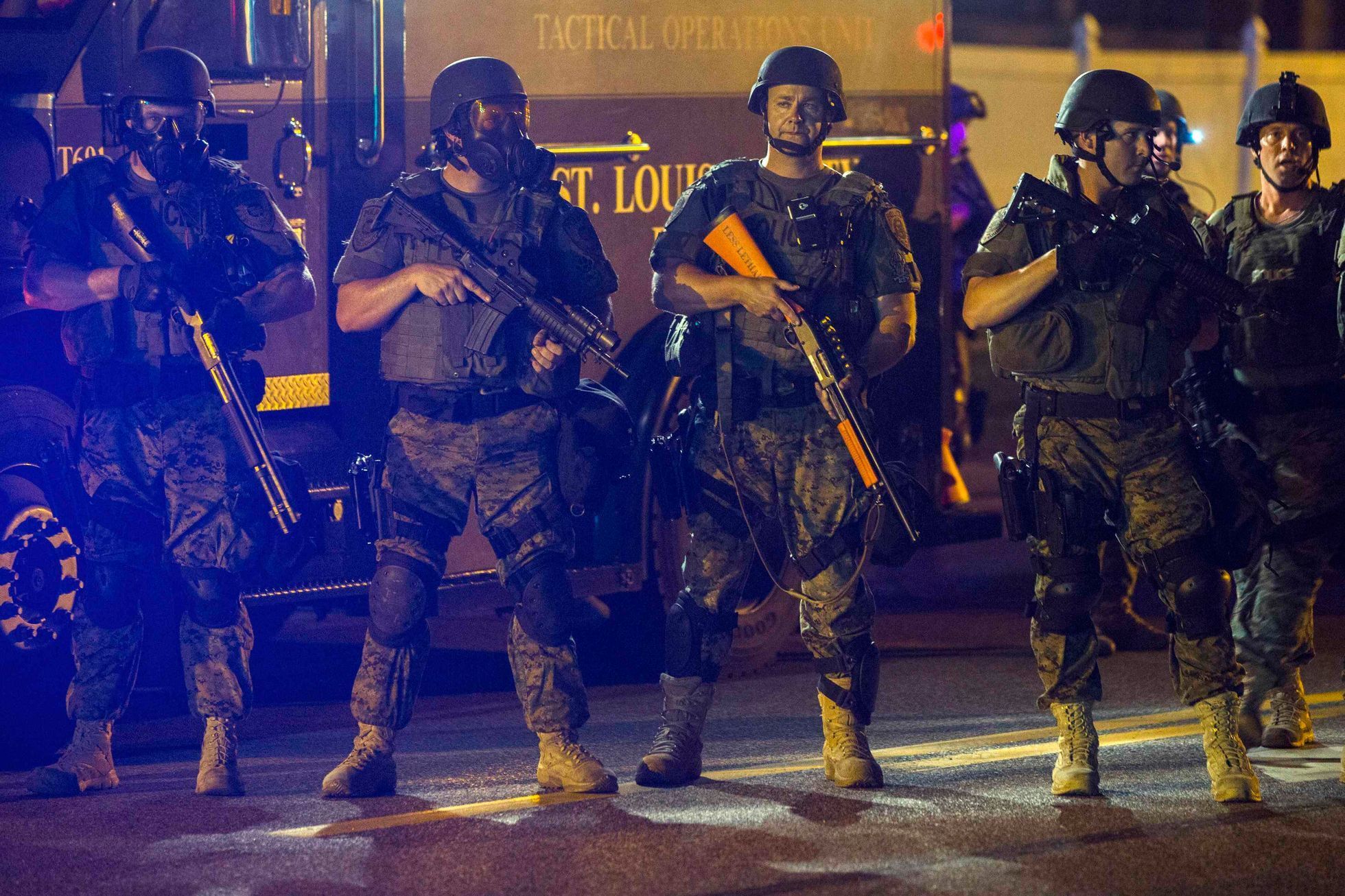 USA - St. Louis - policisté poblíž Fergusonu