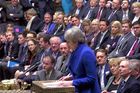 Theresa Mayová mluví k poslancům poté, co její vláda ustála hlasování o nedůvěře