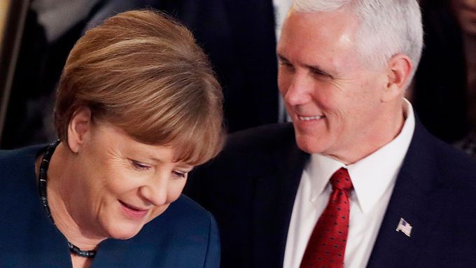 Mike Pence a Angela Merkelová na mnichovské konferenci