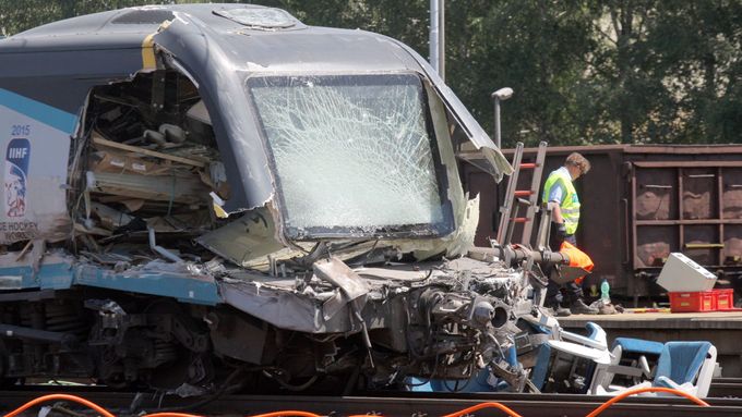 Rychlovlak Pendolino se srazil u Studénky na Novojičínsku s nákladním autem. Nehoda si vyžádala tři oběti a 17 zraněných.