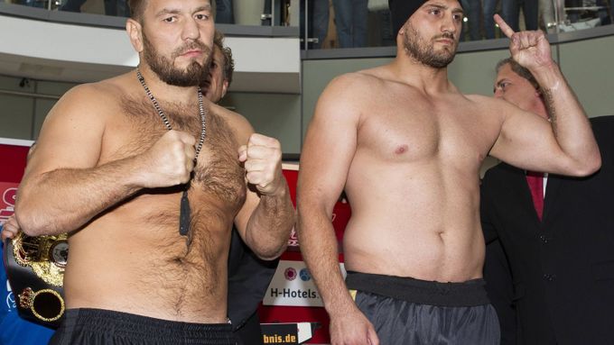 Ruslan Čagajev (vlevo) navážil skoro 112 kg, Francesco Pianeta 110 kg.