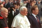 Kardinál František Tomášek (vlevo), papež Jan Pavel II. a prezident Václav Havel na ruzyňském letišti (21. 4. 1990)