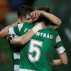 Fredy Montero a Fabio Coentrao ze Sportingu Lisabon slaví gól do sítě Viktorie Plzeň