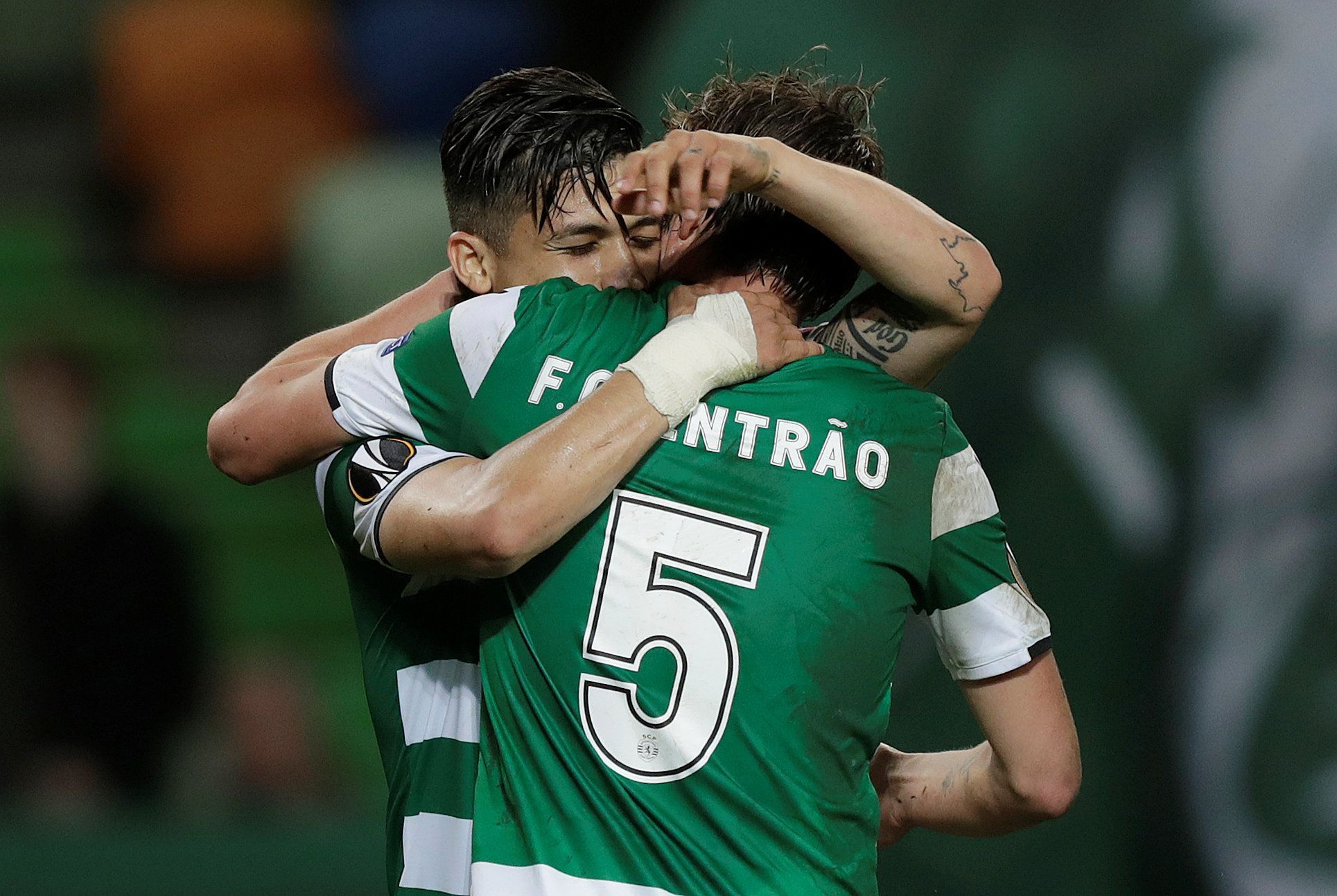 Fredy Montero a Fabio Coentrao ze Sportingu Lisabon slaví gól do sítě Viktorie Plzeň
