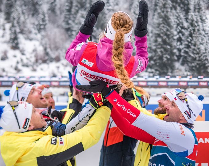 Markéta Davidová s českým týmem slaví třetí místo ve stíhačce SP v Hochfilzenu 2022