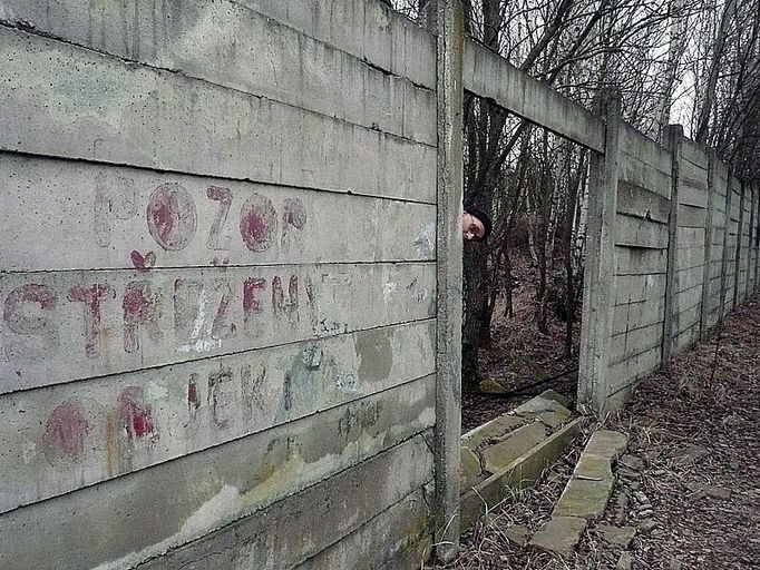 Za středočeským městem Dobříš, v hlubokých lesích mimo turistické cesty, narazíte na betonovou zeď. Ujdete šest kilometrů, než ji obejdete. Uvnitř se skrývá jedno z největších českých tajemství studené války.