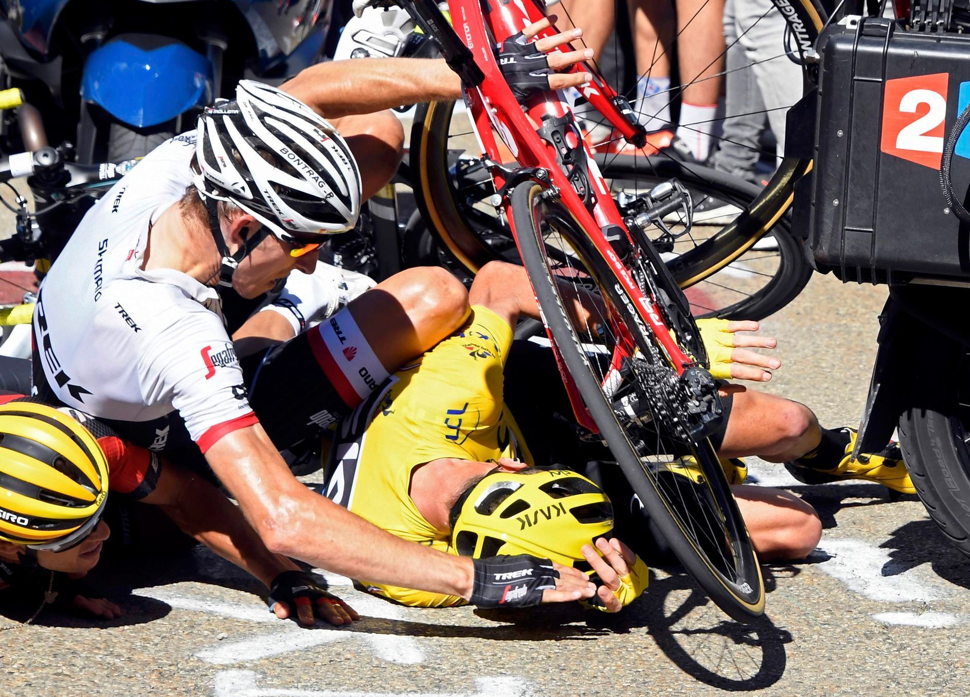 Tour de France 2016, 12. etapa: pád Chrise Frooma