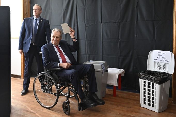 Prezident Miloš Zeman odevzdal hlas v obecních volbách v Lánech.