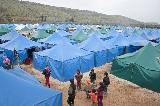 Odtud mají šanci dostat se do uprchlických táborů v Turecku.