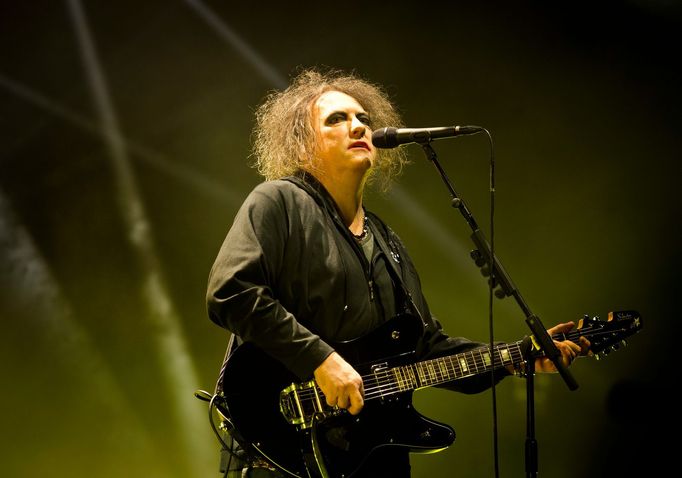 Zpěvák a kytarista Robert Smith an snímku z předloňského koncertu The Cure v Praze.