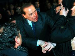 Berlusconi se rychle otřepal i po útoku, při němž jej loni jeden z jeho odpůrců uhodil modelem milánského Dómu