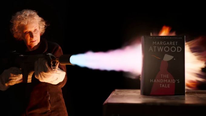 Margaret Atwoodová s plamenometem zkouší sežehnout nehořlavý výtisk Příběhu služebnice. Nepodařilo se.